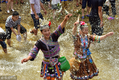 廣西柳州舉行傳統(tǒng)鬧魚節(jié) 村民河中徒手抓“飛魚”