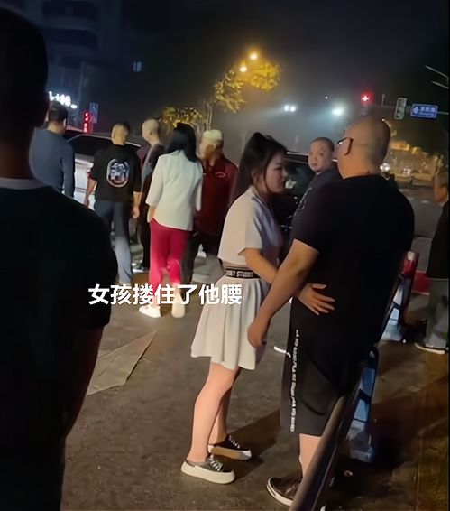 廣西女子撞車后使出 美人計 ,央求司機私了, 上來就摟腰